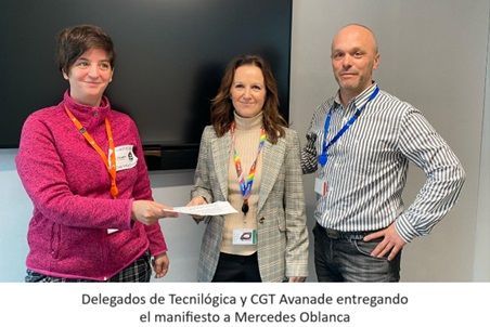 Delegados de Tecnilógica y CGT Avanade entregando el manifiesto a Mercedes Oblanca